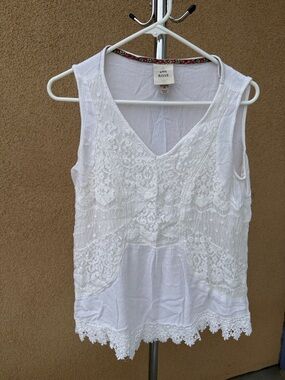 Knox Rose White Lace V-Neck Sleeveless Camisole